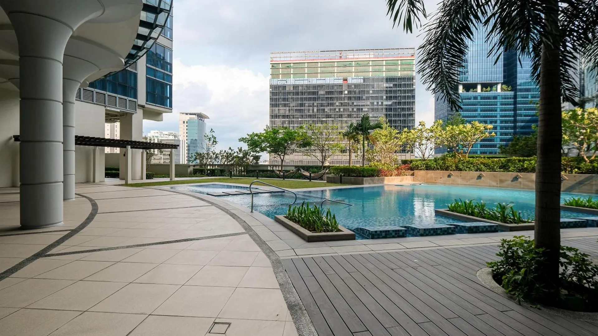 Bgc 3Br Uptown Parksuites With Bathtub 16 Manila 0*,